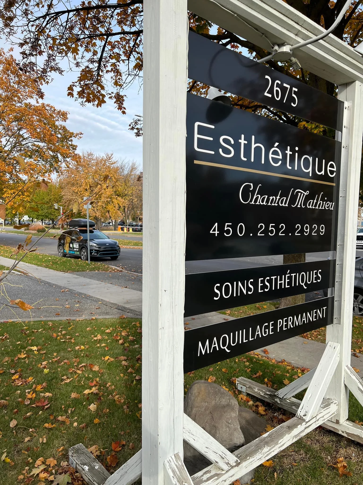 L'enseigne de la clinique sur le boulevard Laframboise à Saint-Hyacinthe, en automne