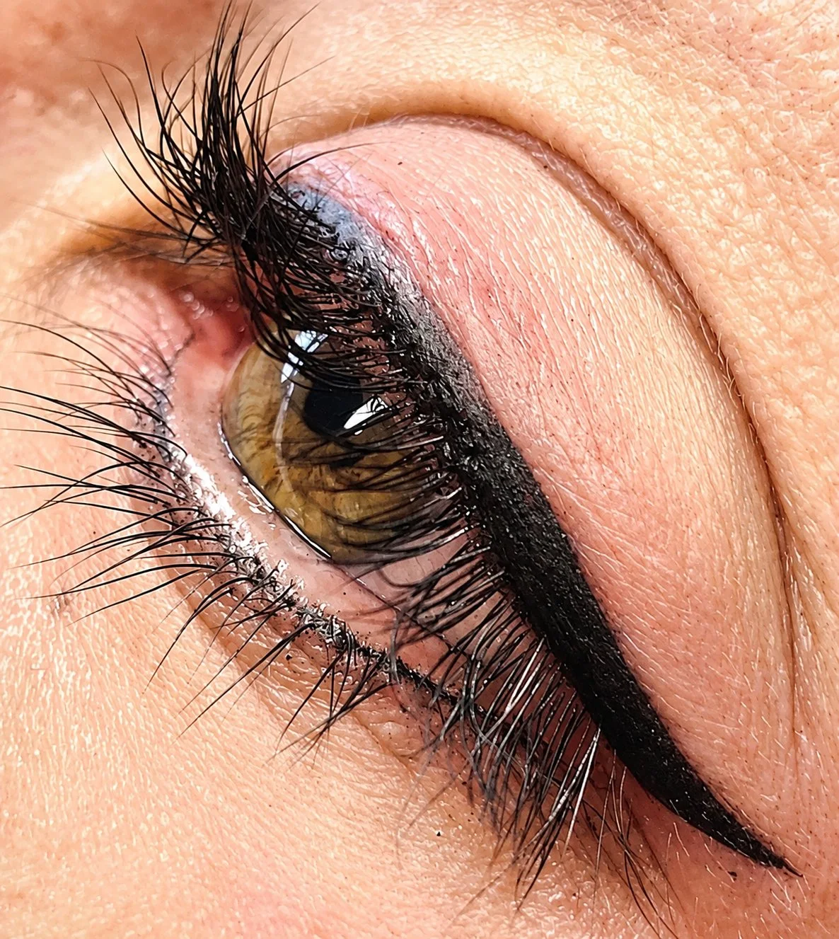 Gros plan d'un trait d'eye-liner en maquillage permanent