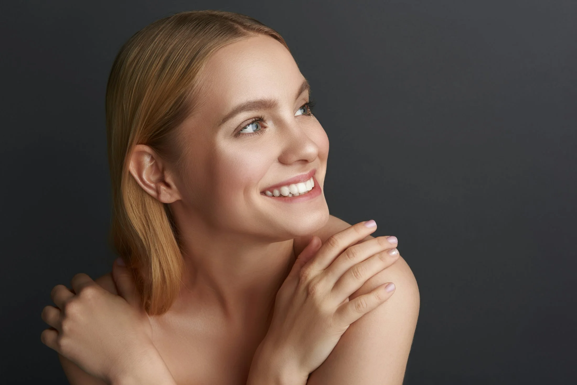 Portrait d'une femme souriante au teint lumineux
