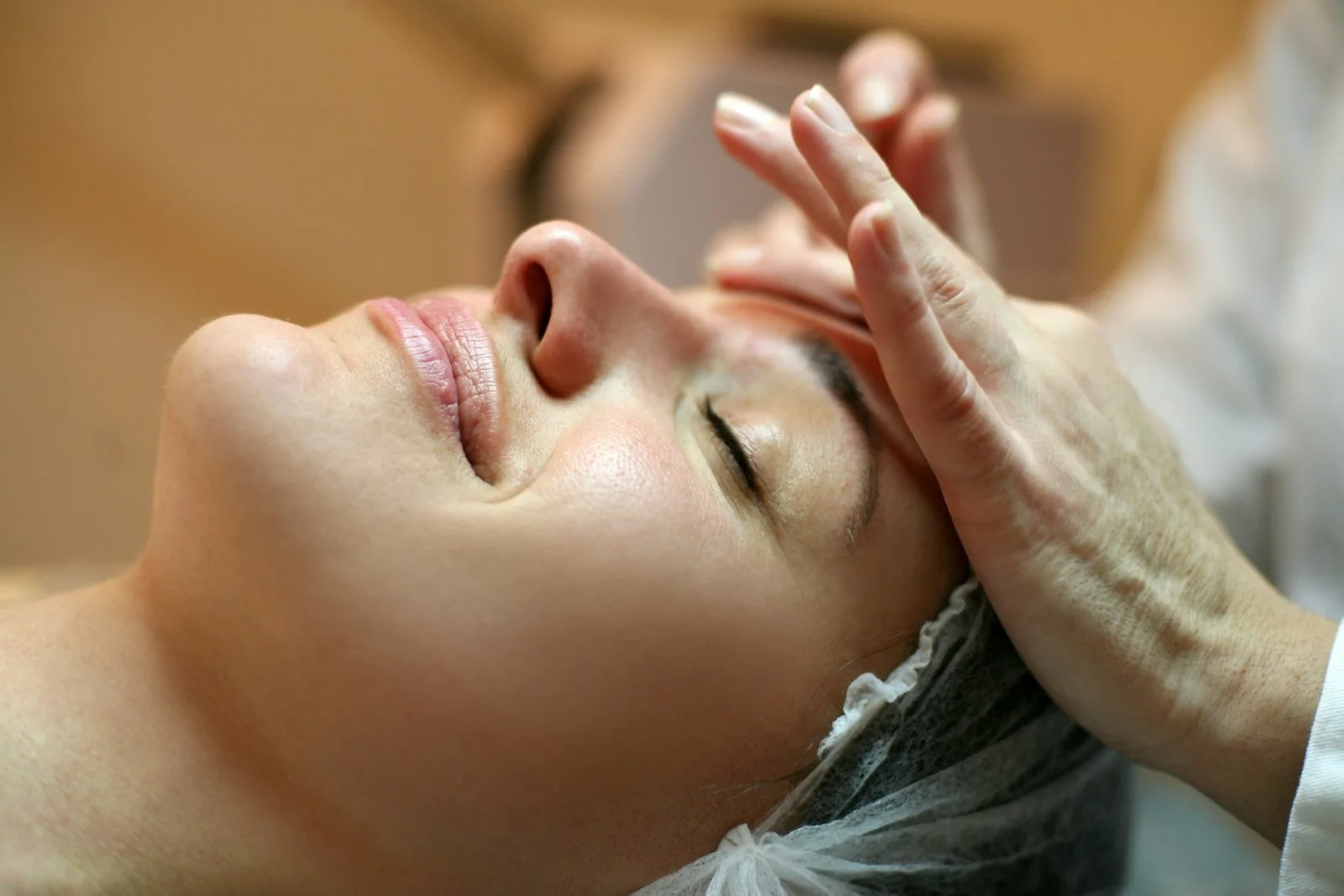Massage du visage pendant un soin esthétique